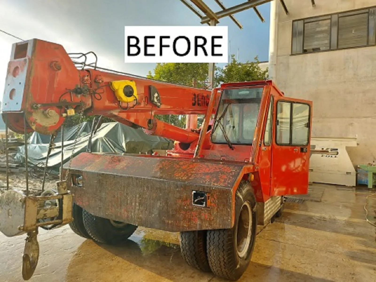Exterior of the self-propelled crane Bencini - before 